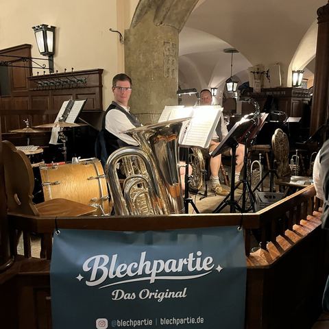 Die Blechpartie spielt im Gewölbe eines Wirtshauses