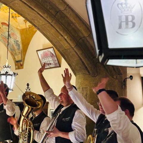 Die Musikanten reißen nach dem Stück die Arme hoch