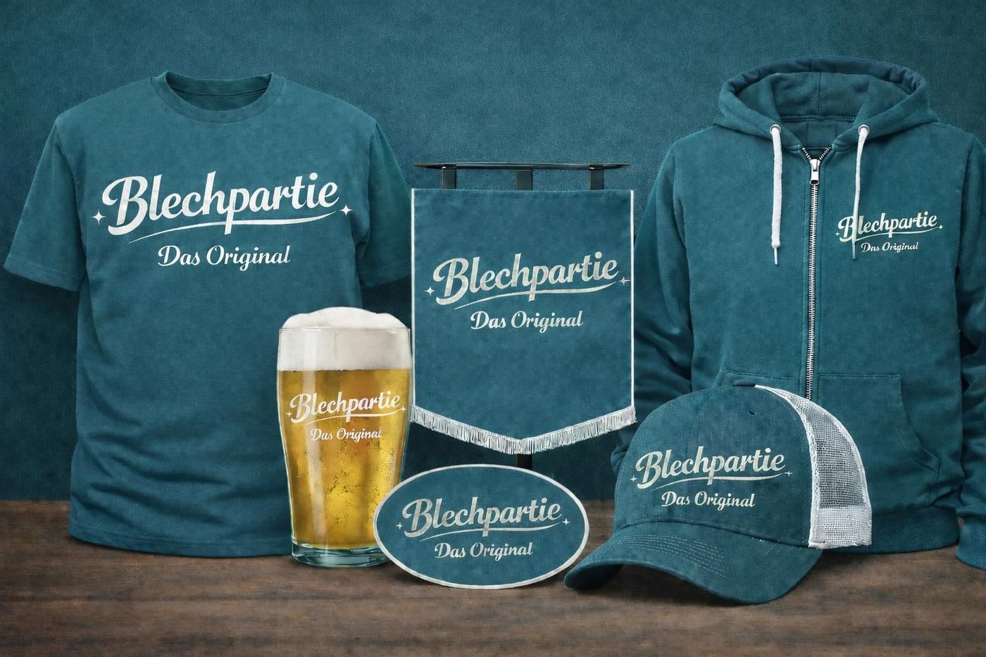 Blechpartie-Merch: T-Shirt, Hoodie, Cap, Bierglas, Aufnäher und Notenständer-Fahne in Petrol mit weißem Logo